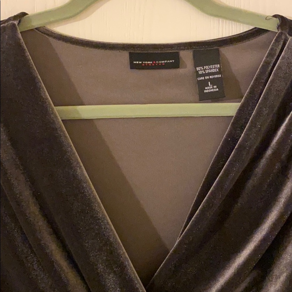✨ Velvet (looking) top - Picture 2 of 3